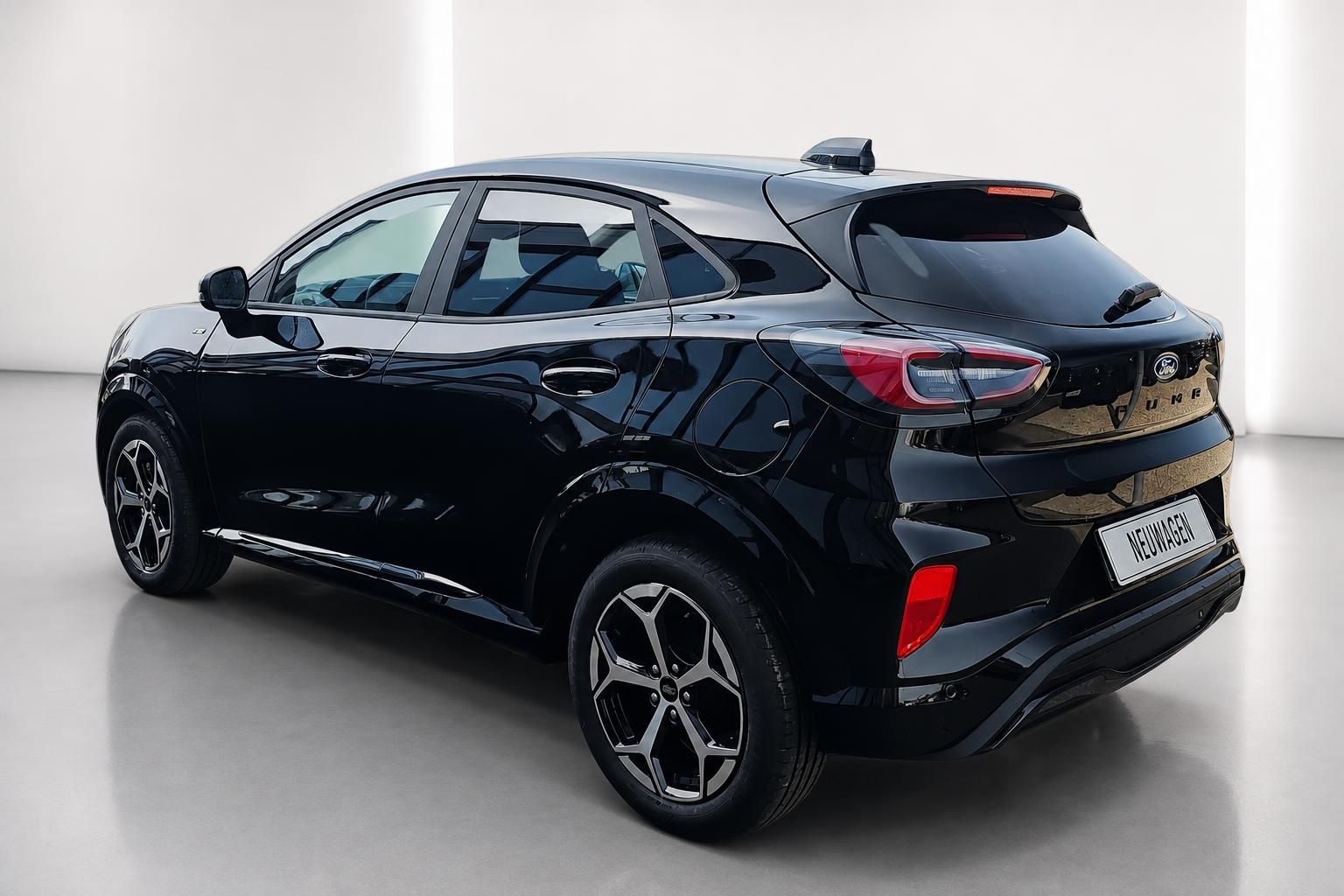 Ford Puma schwarz Heckansicht Neuwagen im Studio