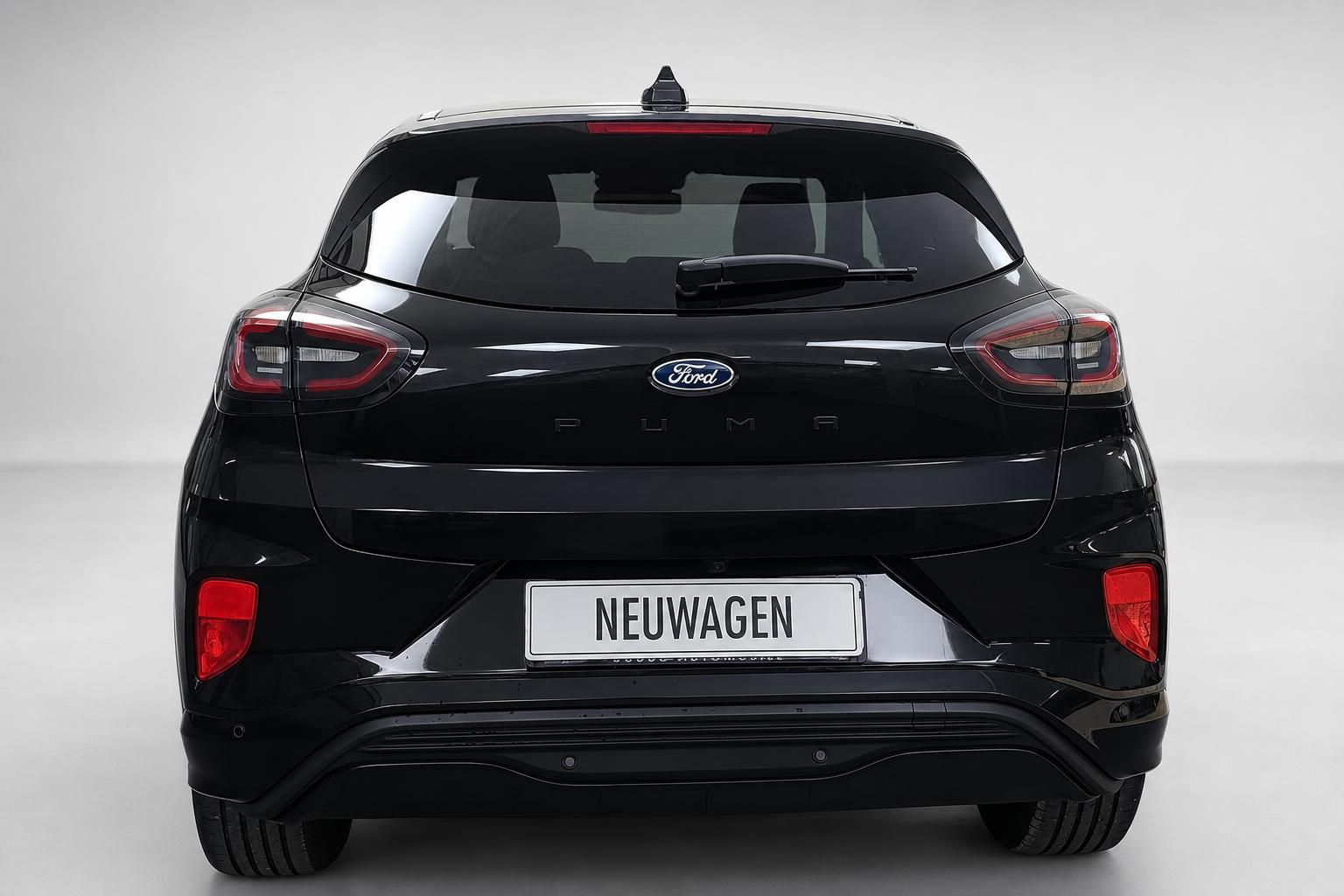 Ford Puma schwarz Heckansicht mit LED-Rückleuchten im Studio