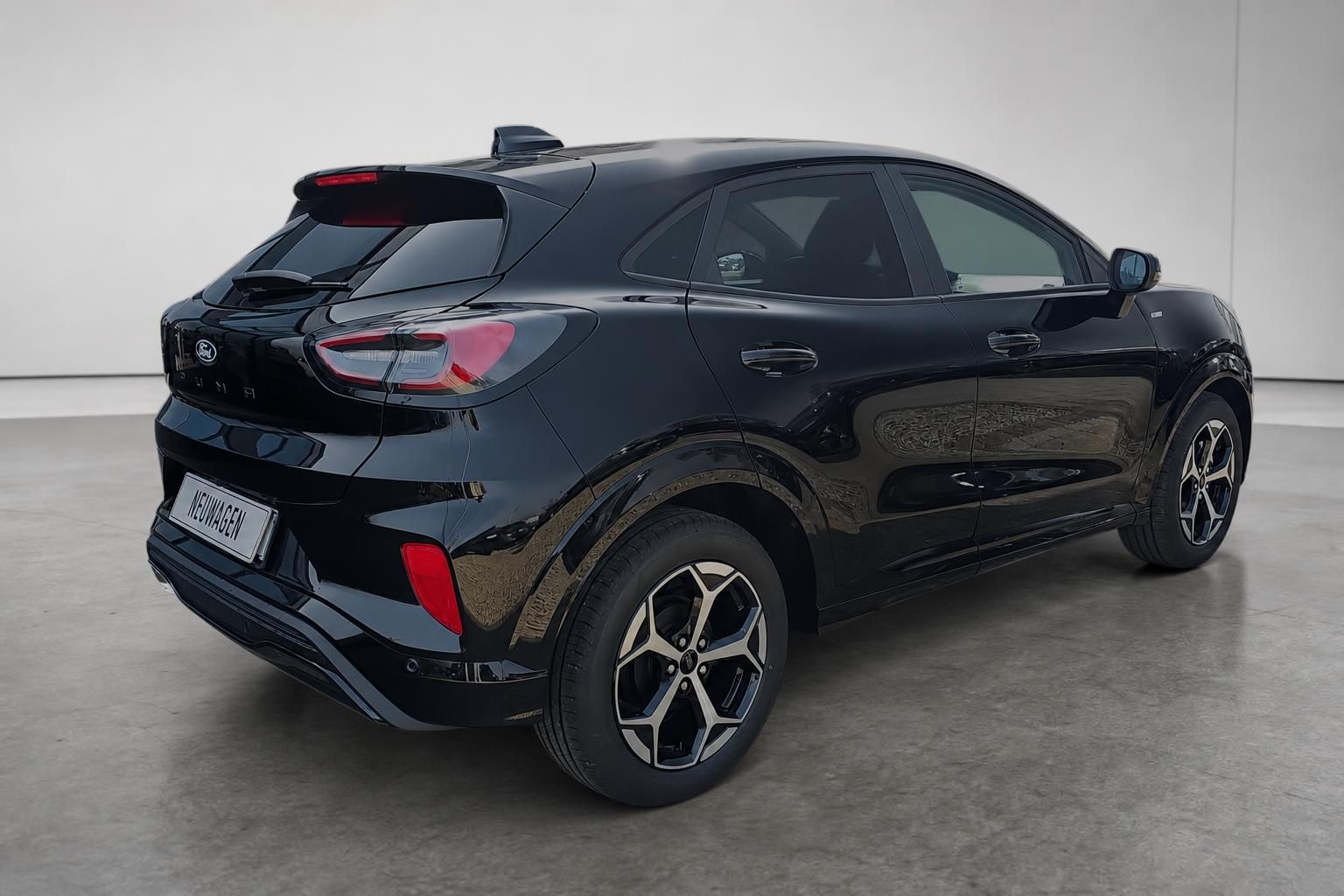 Ford Puma schwarz Heck-Seitenansicht als Neuwagen im Studio