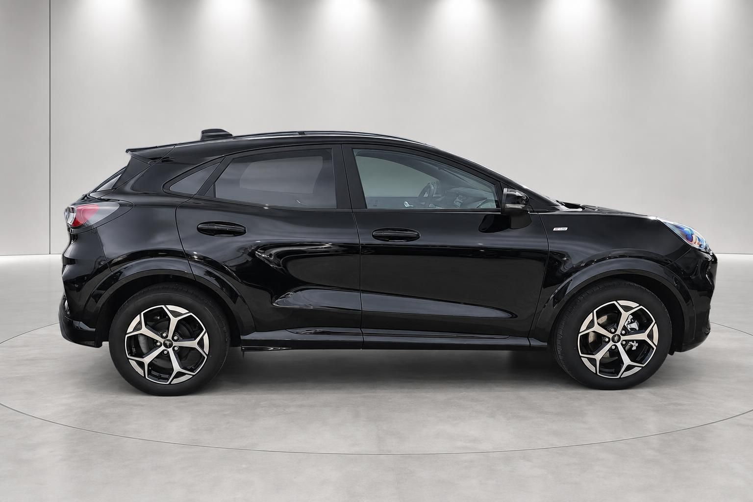 Ford Puma ST-Line schwarz Seitenansicht mit Leichtmetallfelgen