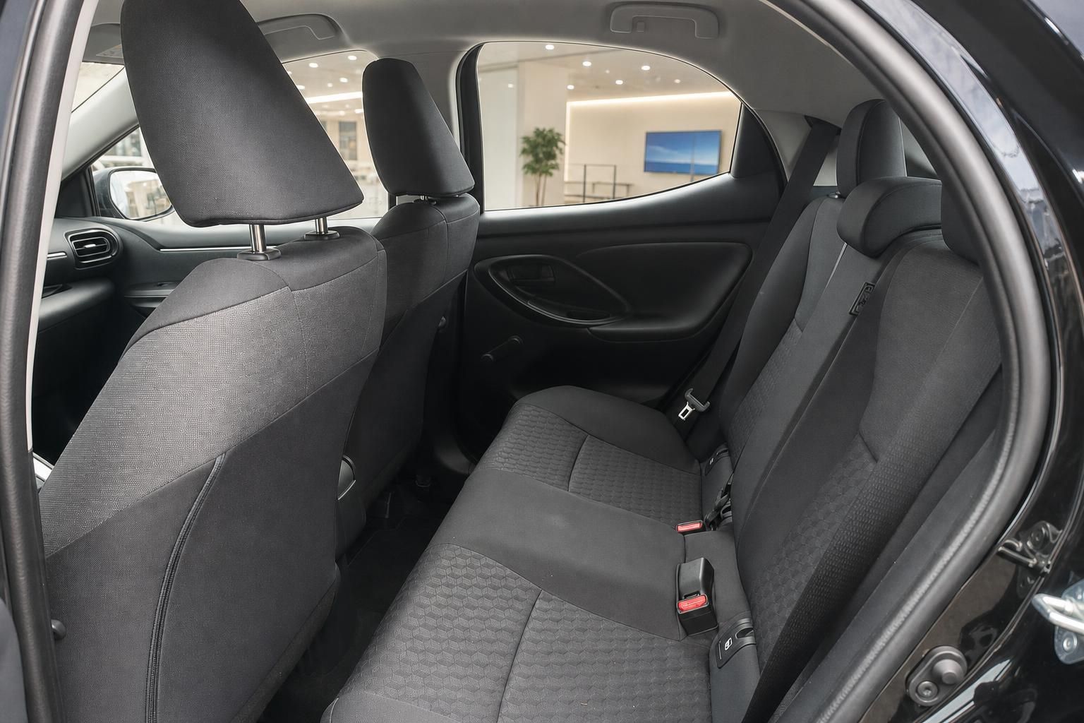 Toyota Yaris Rücksitzbank mit Kopfstützen und Sitzbezügen