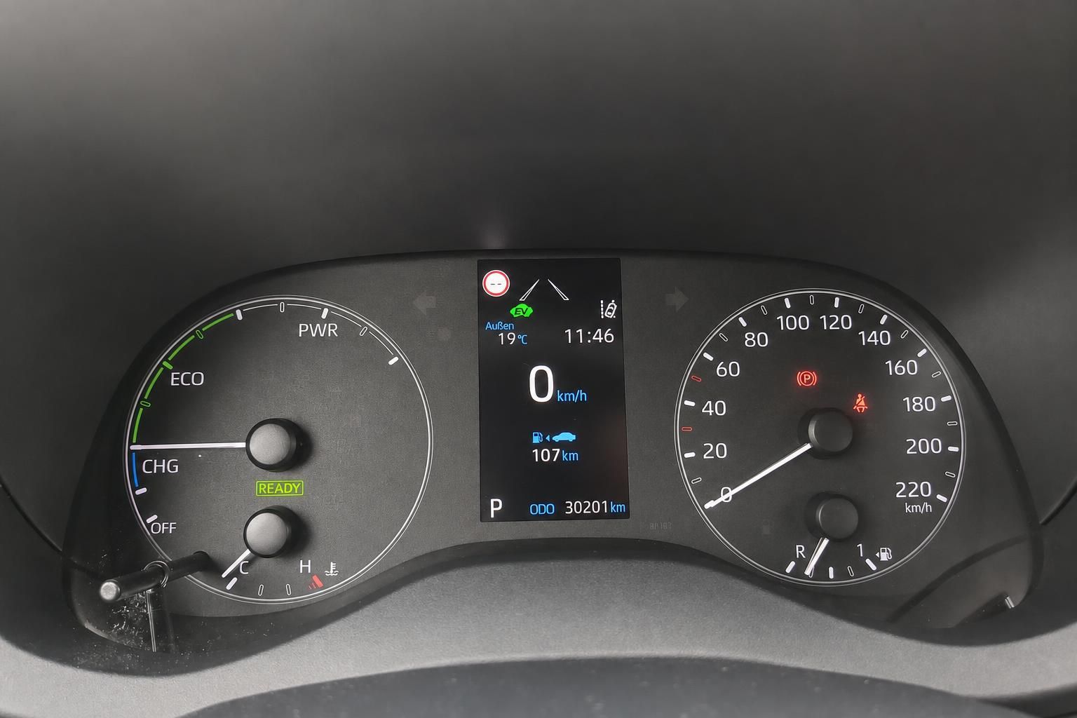 Tacho und Bordcomputer eines Toyota Hybrid mit 30.201 km Laufleistung