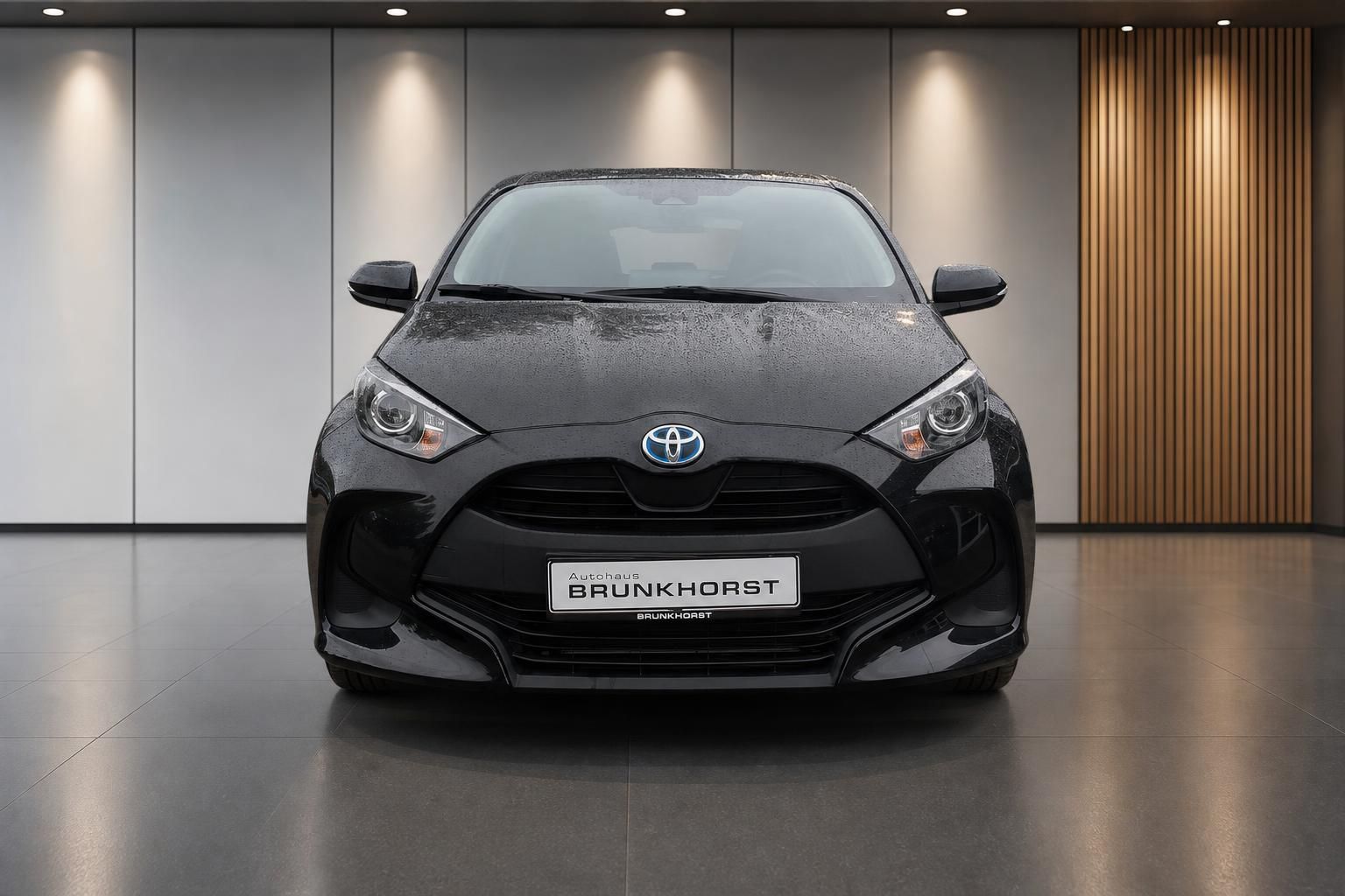 Toyota Yaris schwarz Frontansicht im Autohaus Brunkhorst