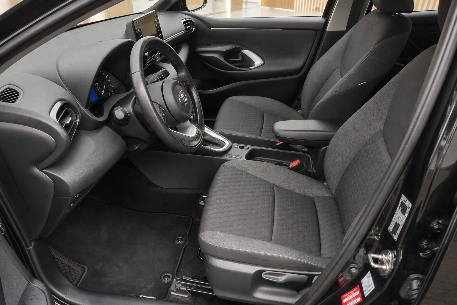 Toyota Yaris Innenraum mit schwarzen Stoffsitzen und Cockpit