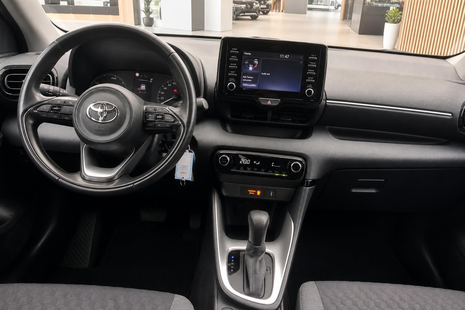 Toyota Yaris Cockpit mit Lenkrad und Touchscreen Display