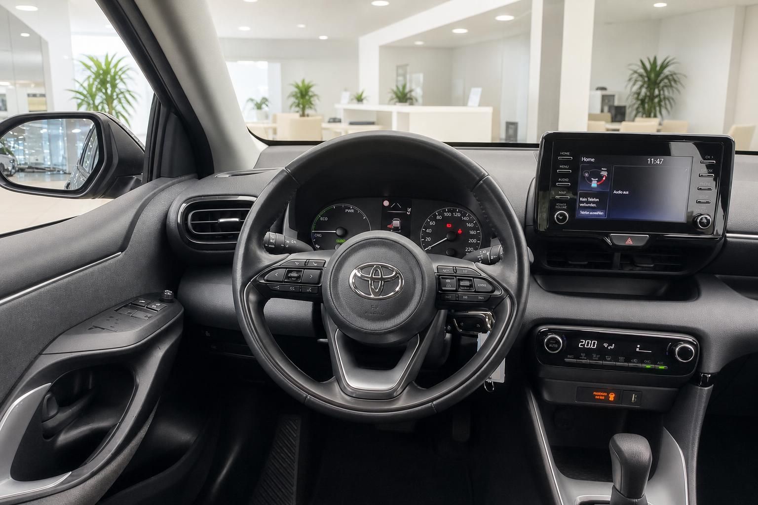Toyota Yaris Cockpit mit Lenkrad und Touchscreen Display