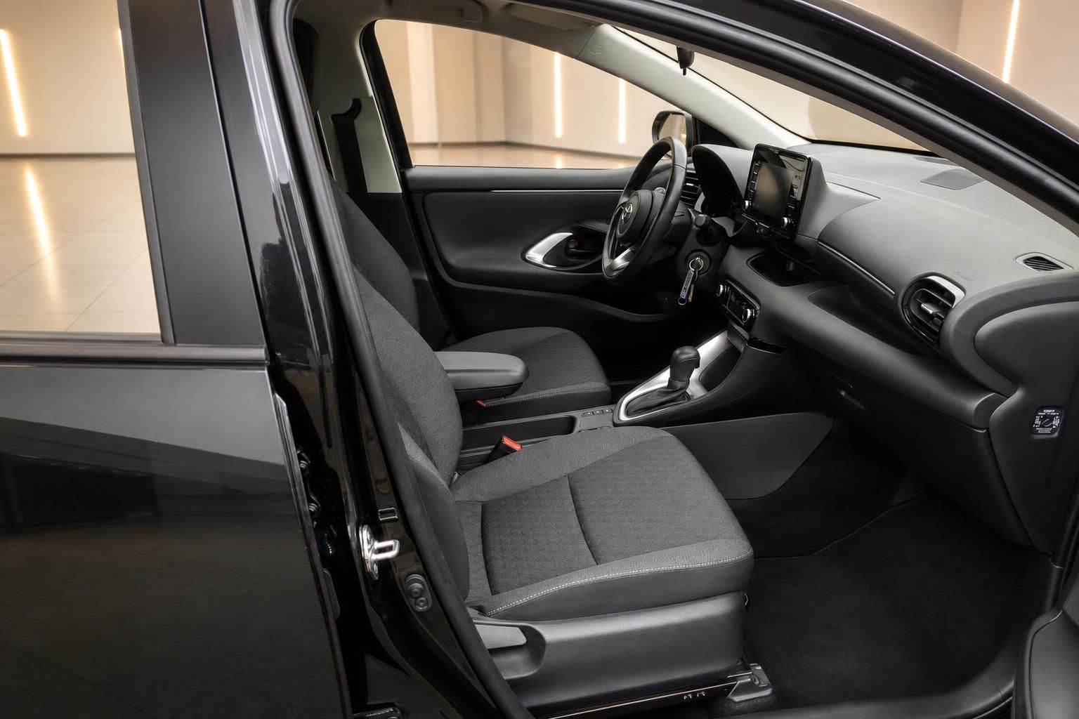Toyota Yaris Innenraum mit Vordersitzen und Cockpit im Autohaus