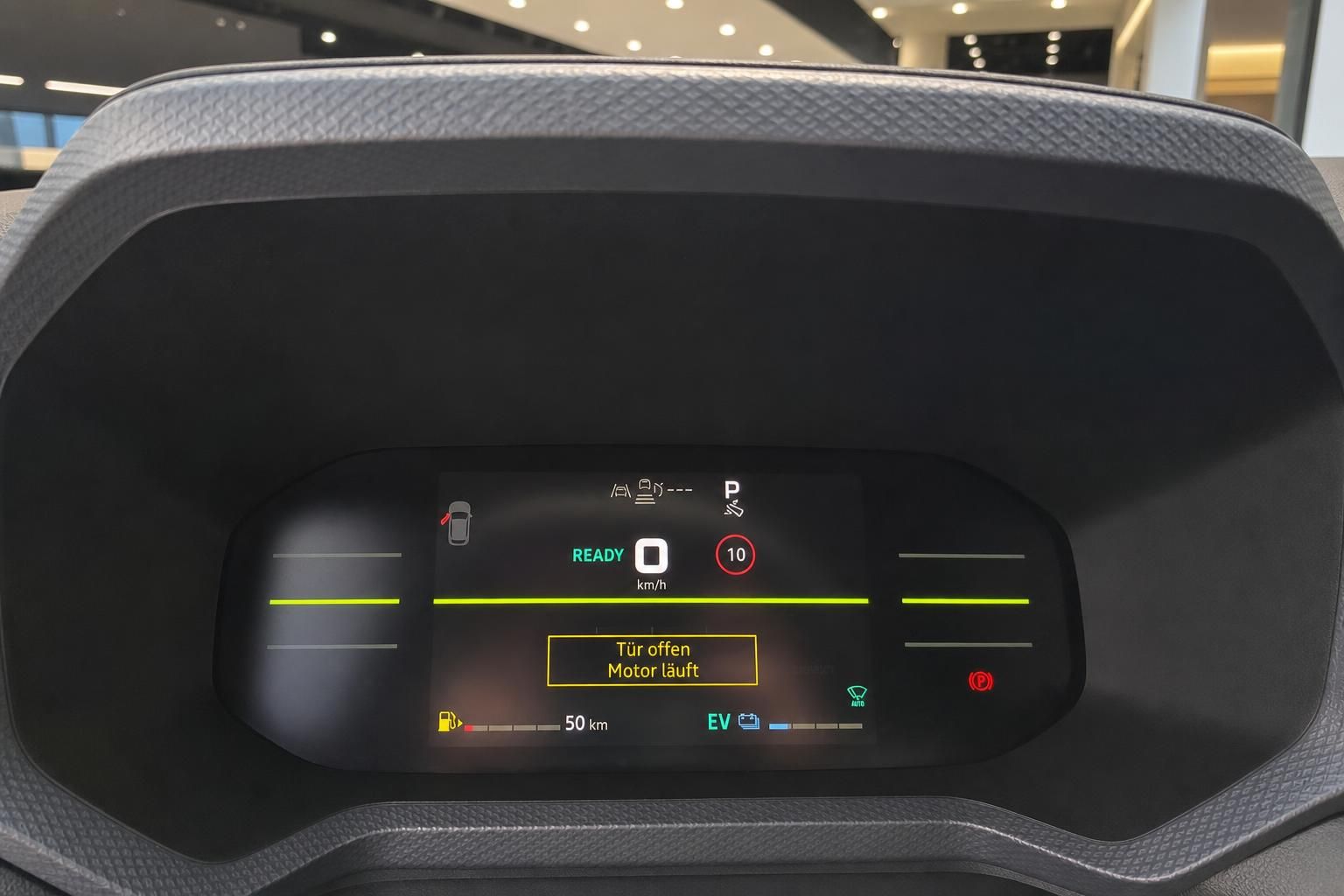 Digitales Armaturenbrett mit Hybrid-Anzeige und Fahrassistenzsystemen im modernen Fahrzeug-Cockpit
