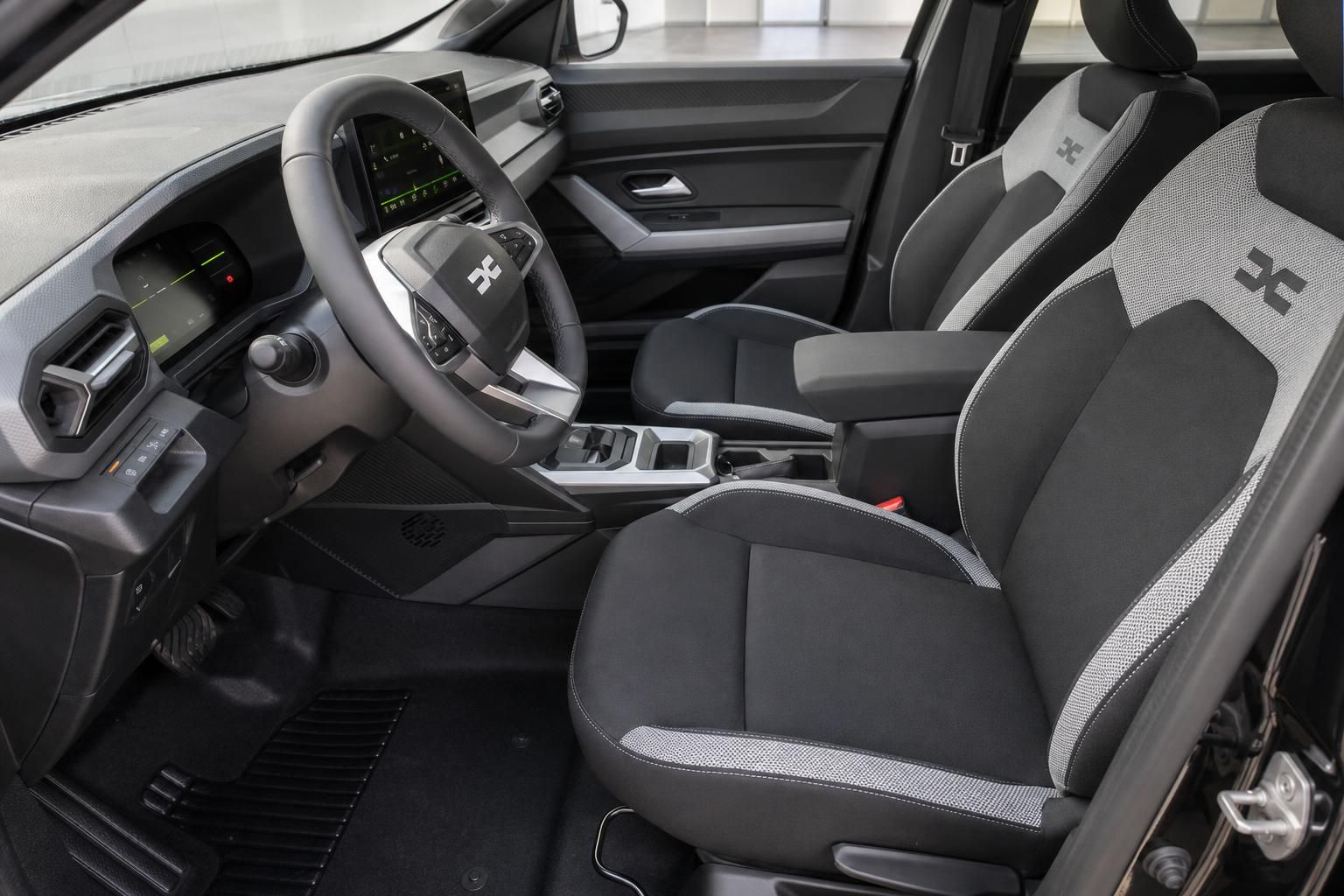 Dacia Duster Fahrersitz und Innenraum mit Stoffsitzen in Grau - Fahrzeuginterieur