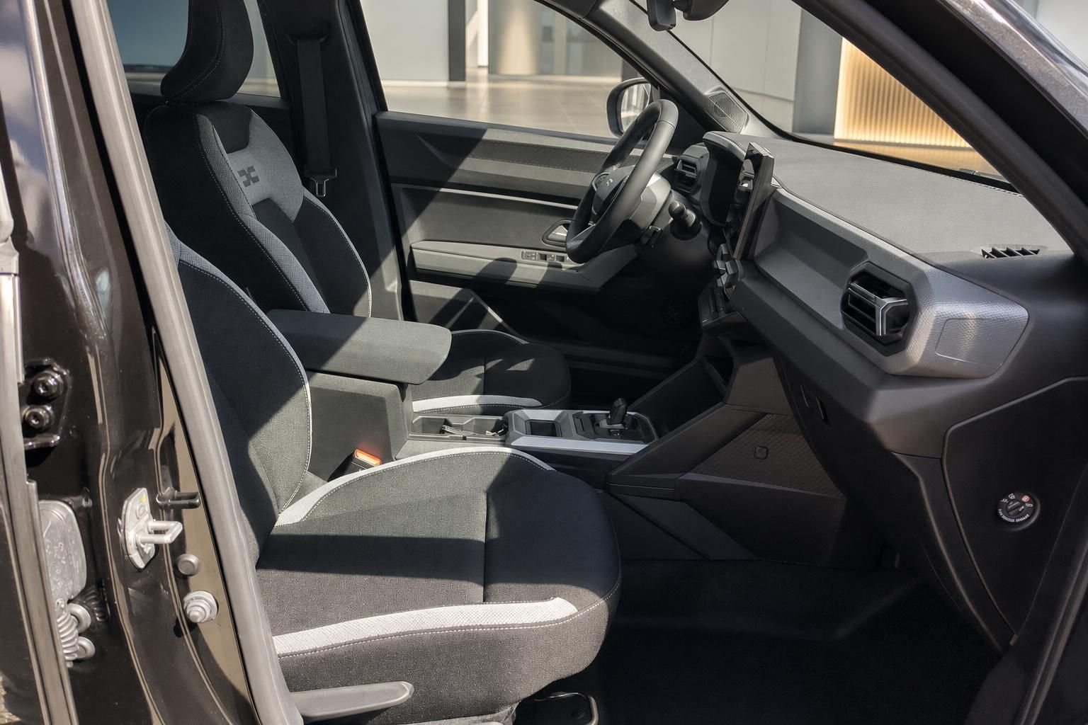 Fahrzeug Innenraum Vordersitze mit Stoff-Bezug und Mittelkonsole