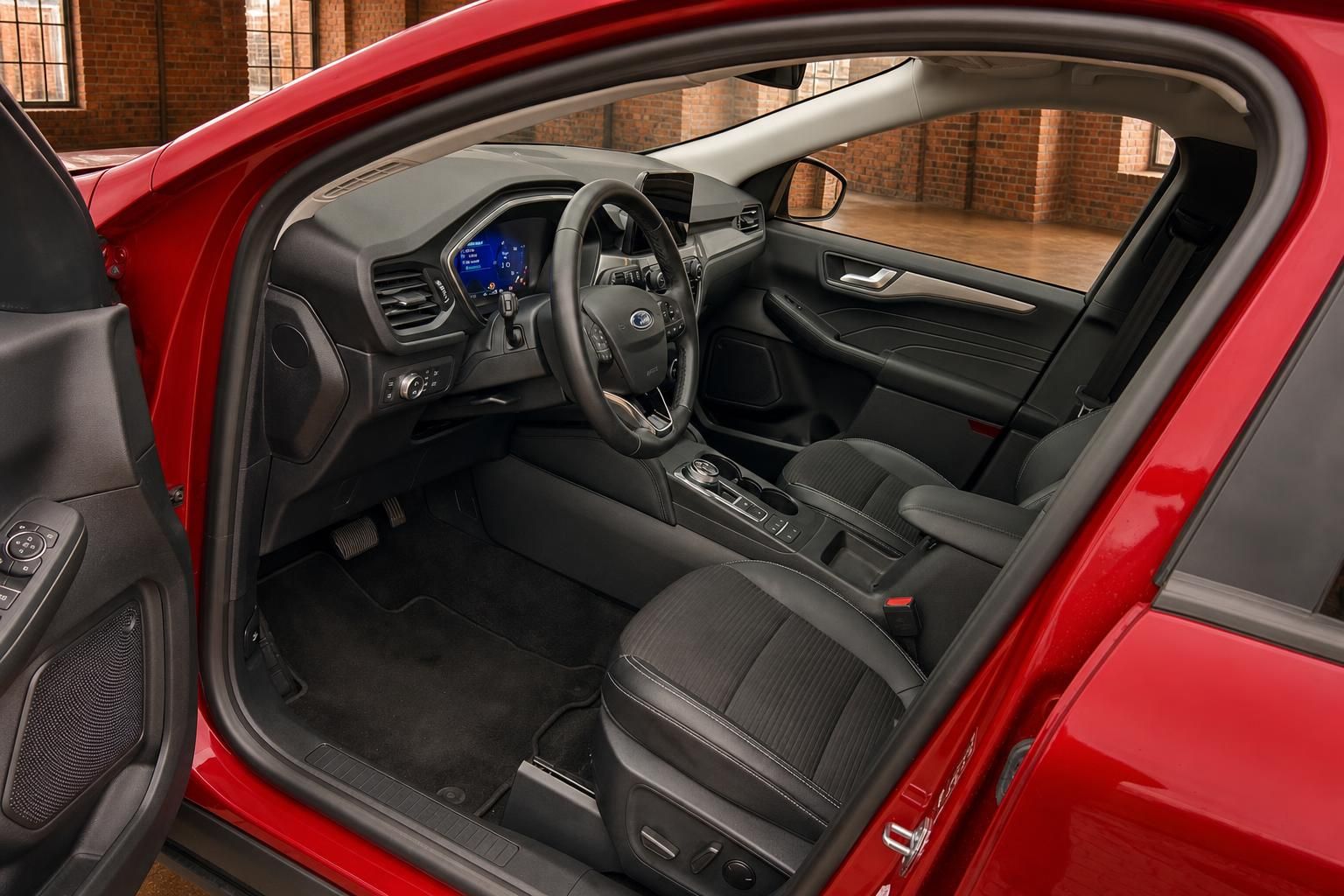 Ford Kuga Innenraum Blick auf Cockpit, Lenkrad und Fahrersitz