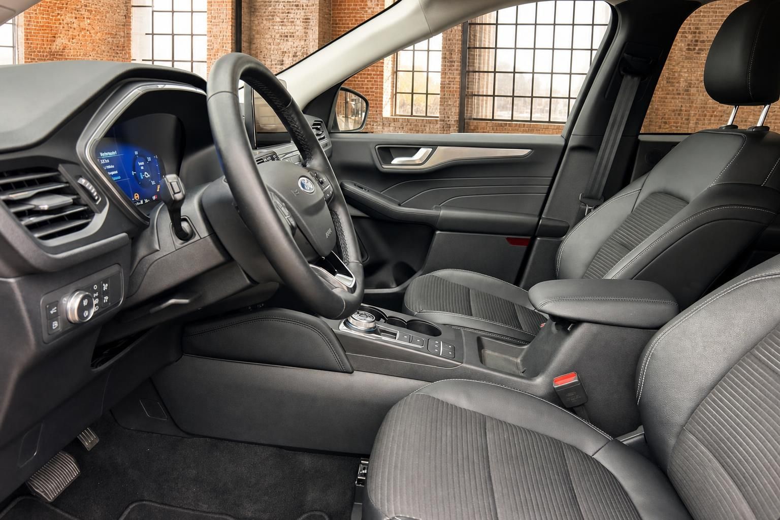 Ford Innenraum Vordersitze mit schwarzem Ledersitz und Cockpit