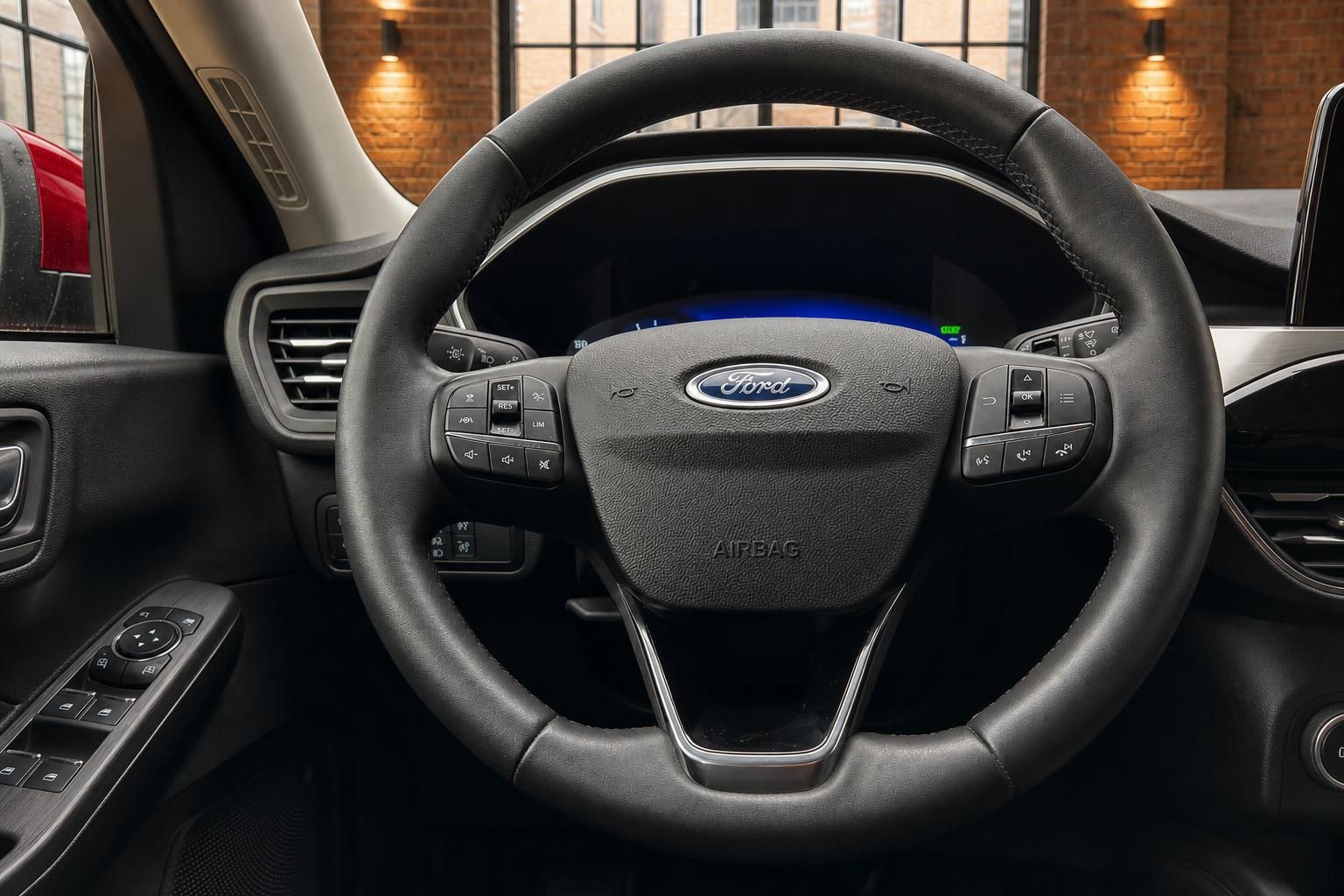 Ford Lenkrad Nahaufnahme mit Logo und Bedienelementen im Cockpit
