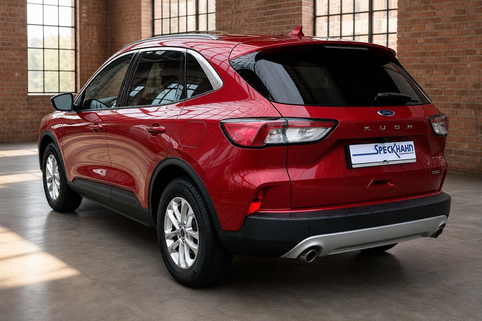 Ford Kuga rot Heckansicht seitlich mit Alufelgen