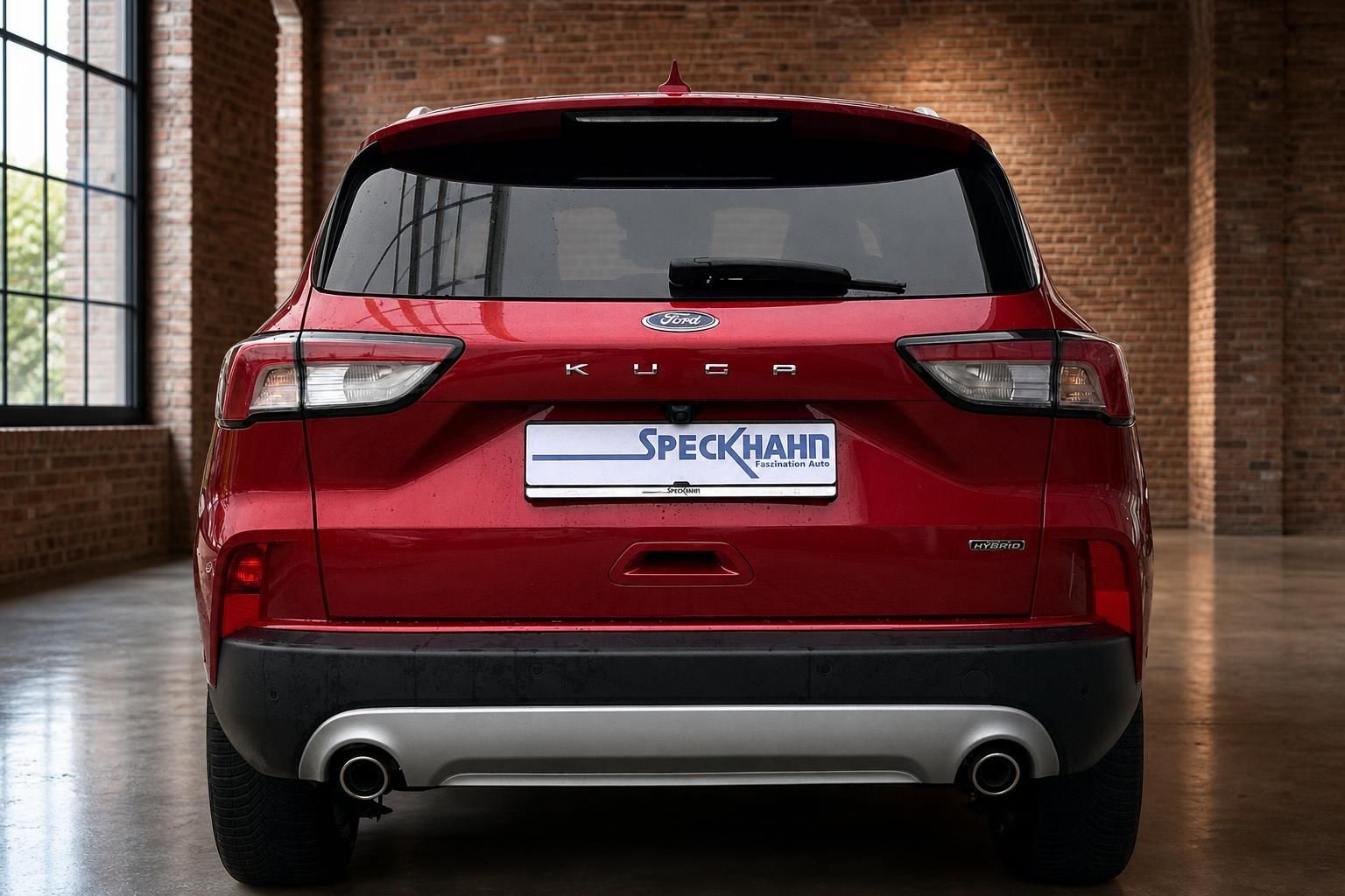 Ford Kuga Hybrid rot Heckansicht frontal mit Rueckleuchten