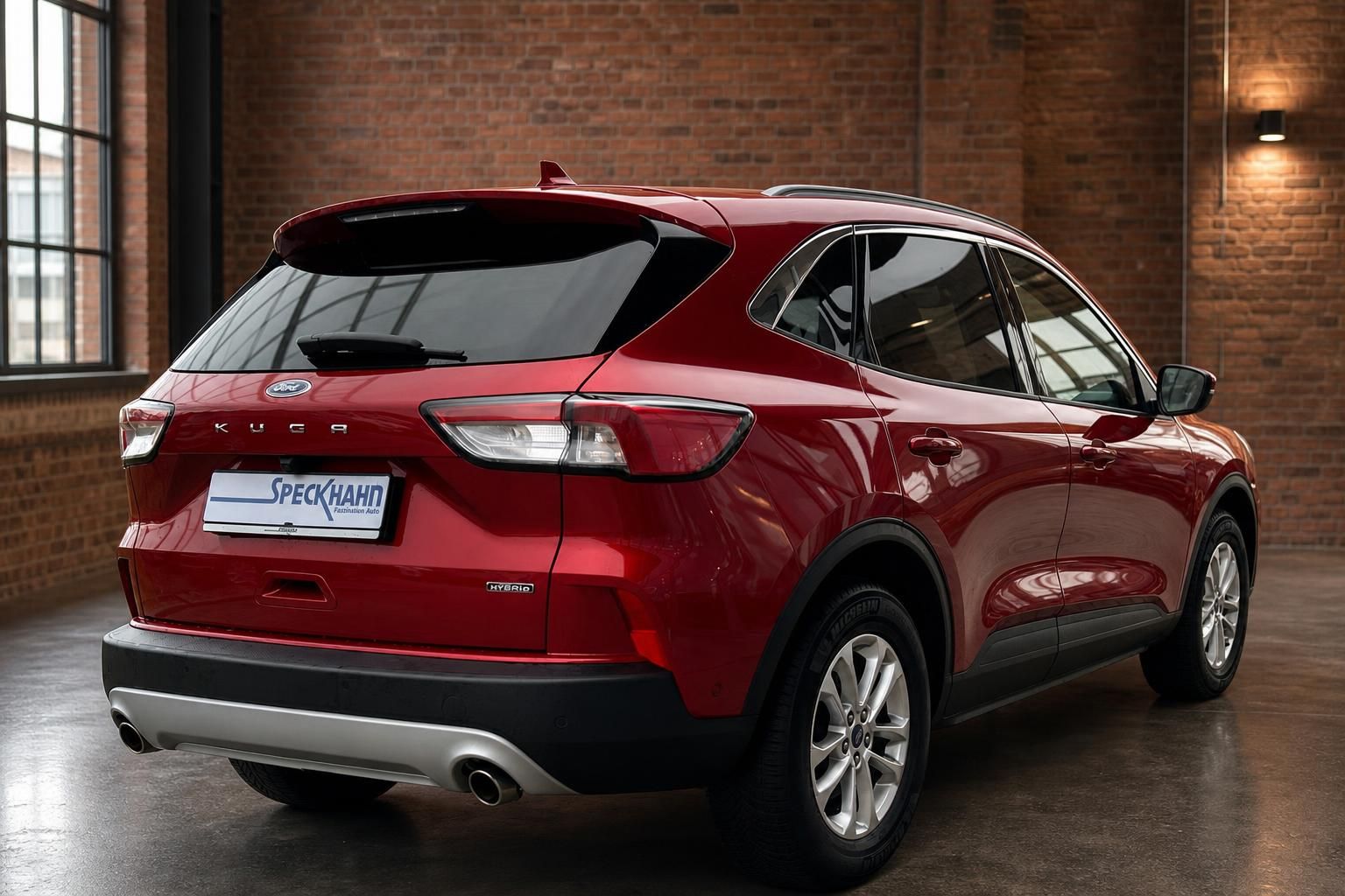 Ford Kuga Hybrid rot Heckansicht seitlich in Halle