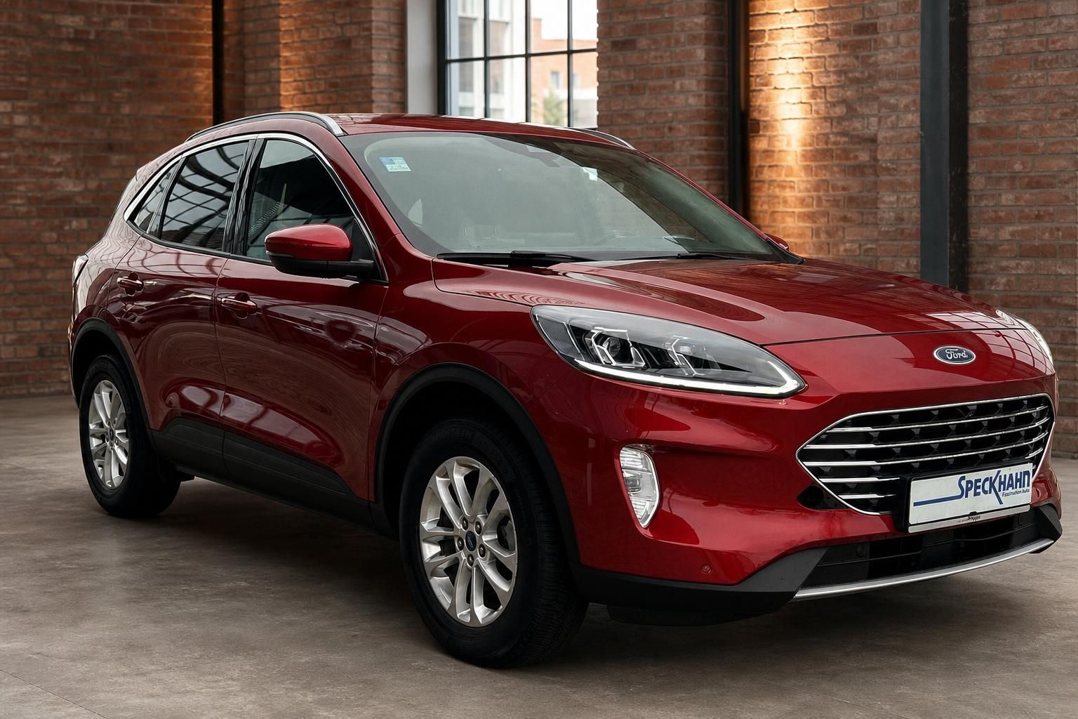 Ford Kuga rot Frontansicht seitlich vor Backsteinwand