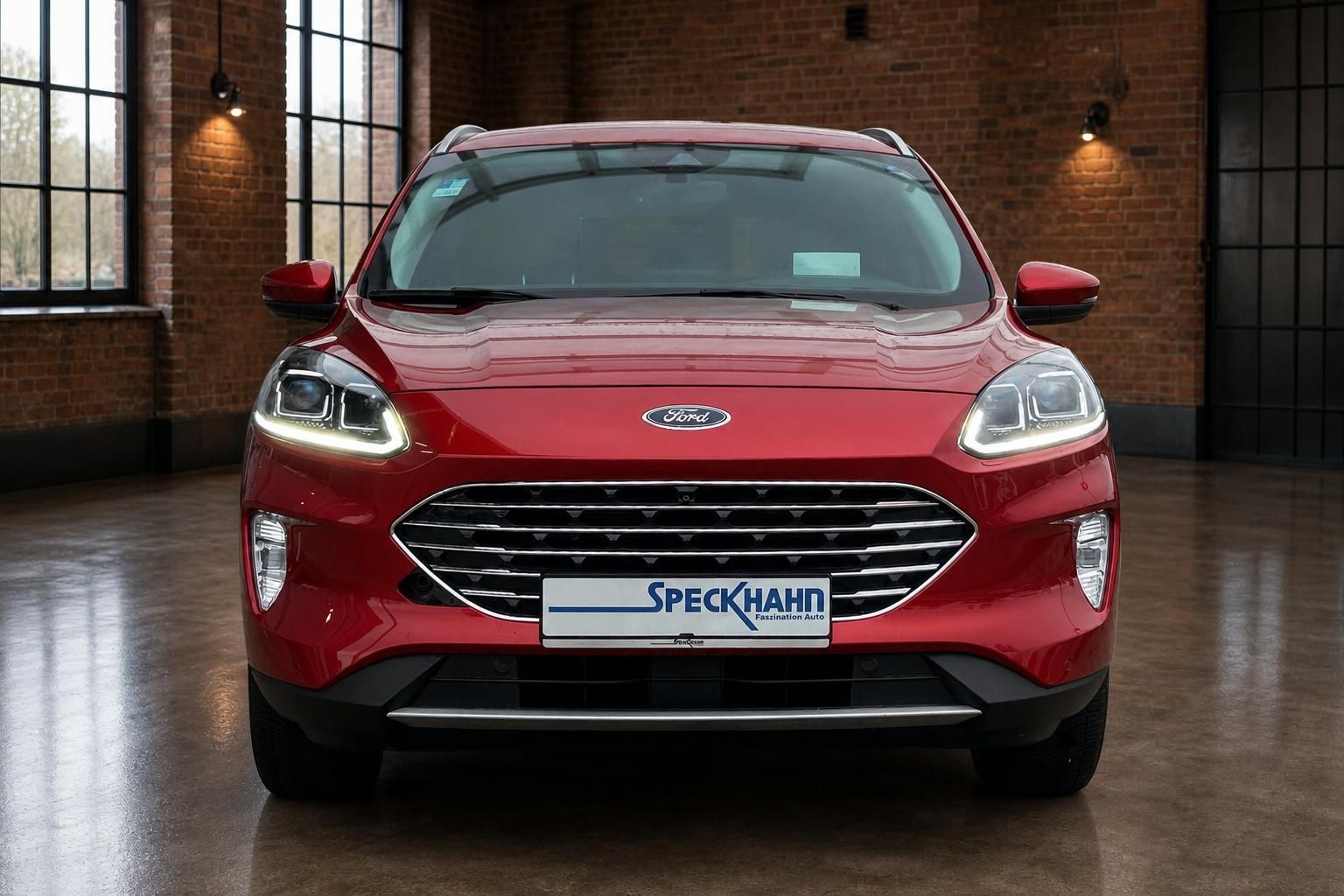 Ford Kuga rot Frontansicht mit LED-Scheinwerfern in Ausstellungshalle