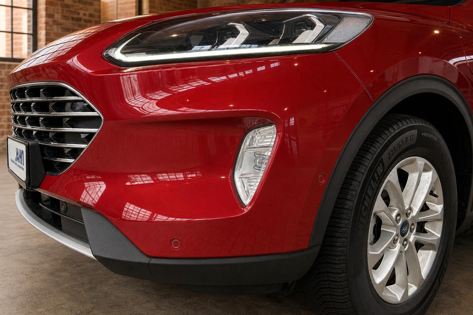 Ford Kuga rot Frontstossstange mit Nebelscheinwerfer und Felge im Detail