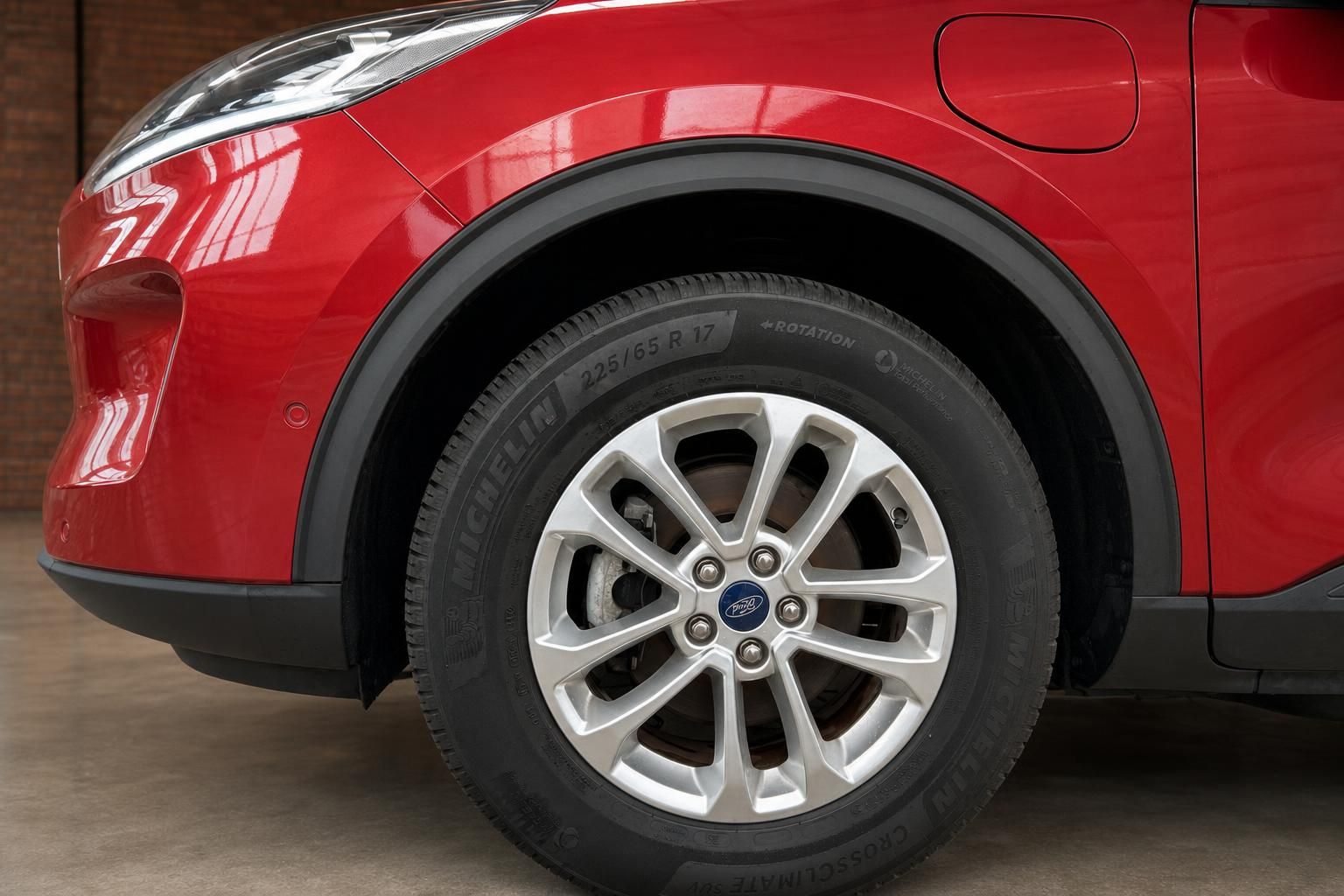 Ford Kuga rot Detailansicht Leichtmetallfelge und Radlauf