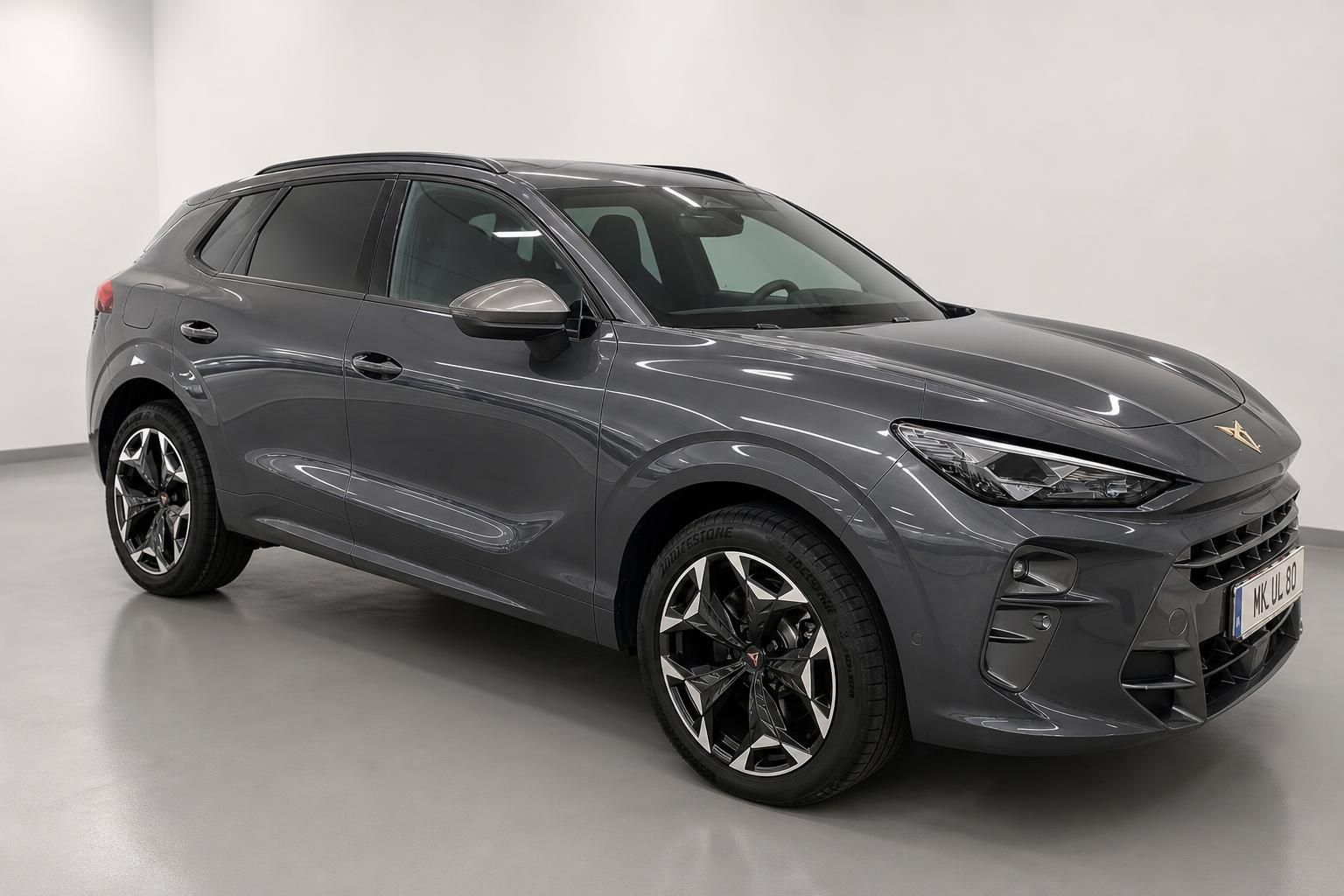 Cupra Formentor in Grau, Frontansicht schraeg im Fotostudio