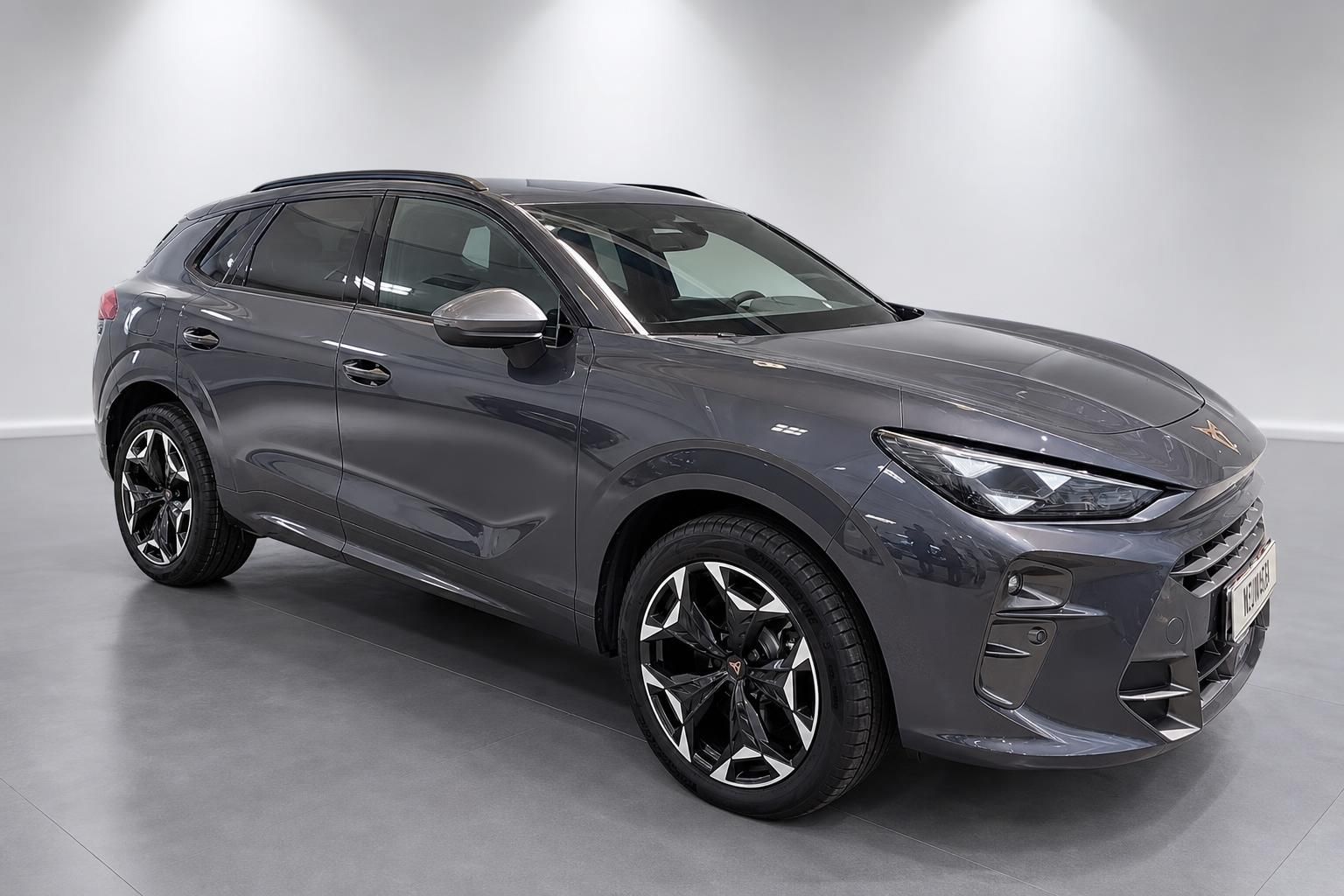 Cupra SUV Neuwagen in Grau, Seitenansicht schraeg vorne