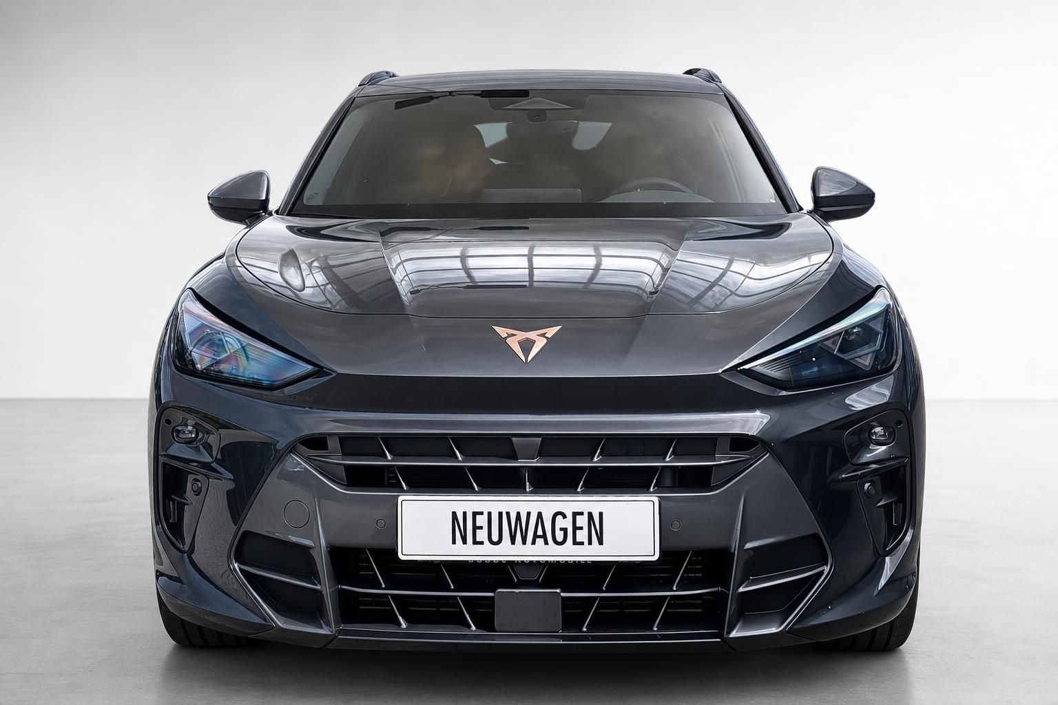 Cupra SUV Neuwagen in Grau, Frontansicht im Studio