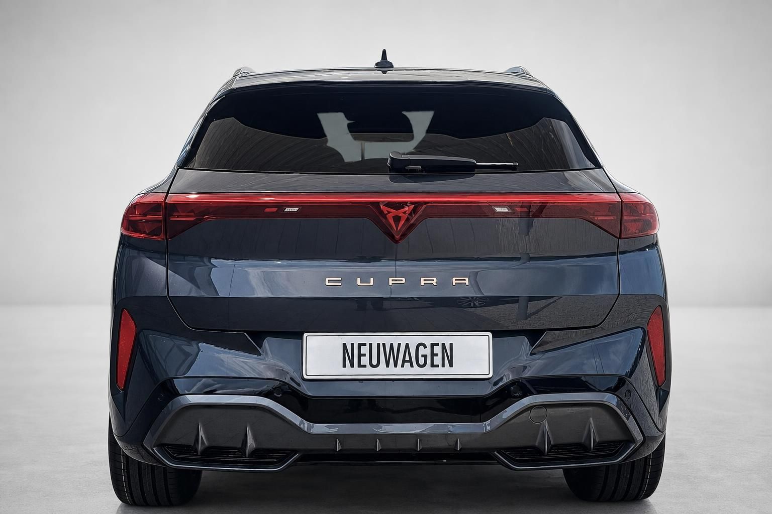 Cupra Formentor in Dunkelblau, direkte Heckansicht im Studio