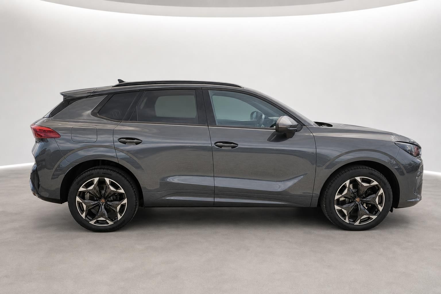 Cupra Formentor in Grau, Seitenansicht im Fotostudio