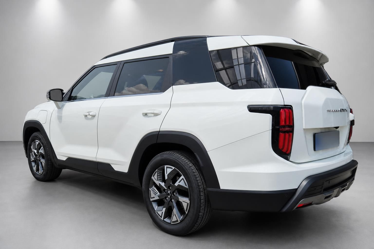 SsangYong Torres EVX weiß, Heckansicht im Studio