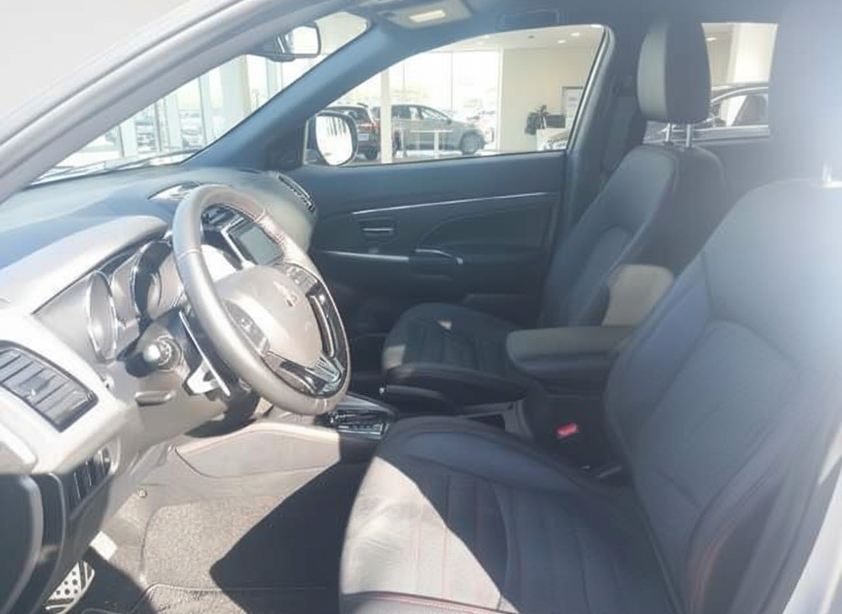 Mitsubishi Innenraum mit schwarzen Ledersitzen und Lenkrad im Autohaus