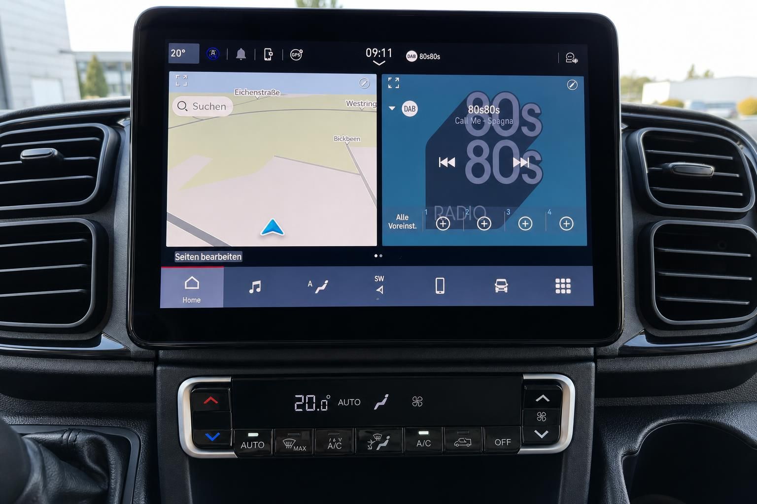 Touchscreen-Infotainment System mit Navigation und Radio im Fahrzeug-Cockpit