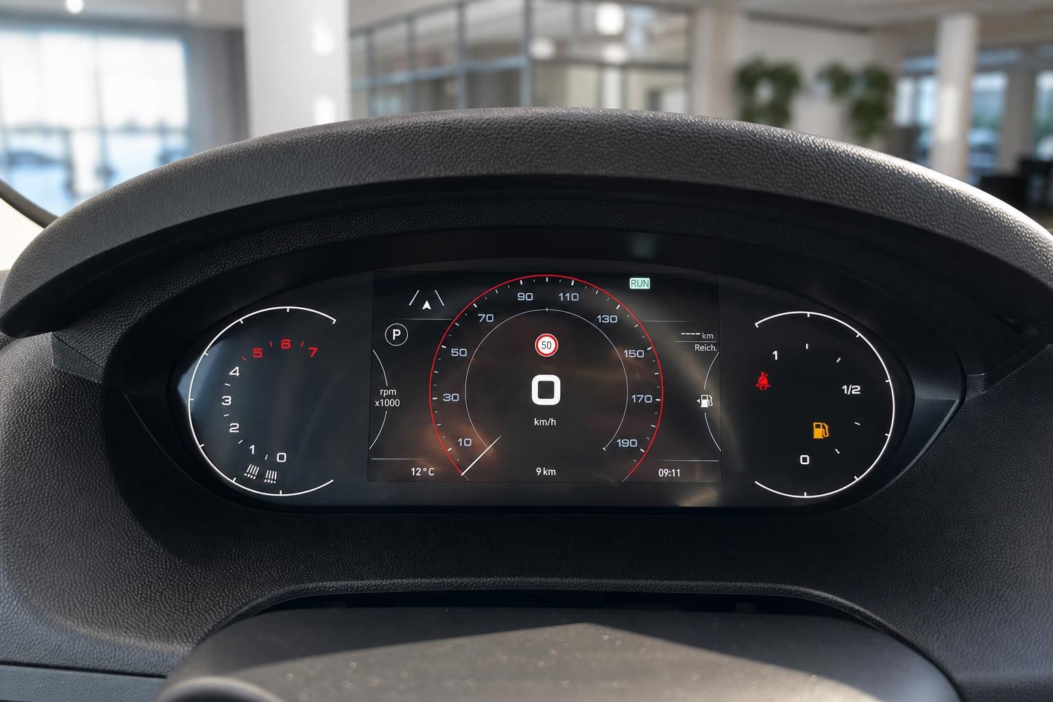 Digitales Kombiinstrument mit Tacho und Anzeigen im Fahrzeug-Cockpit