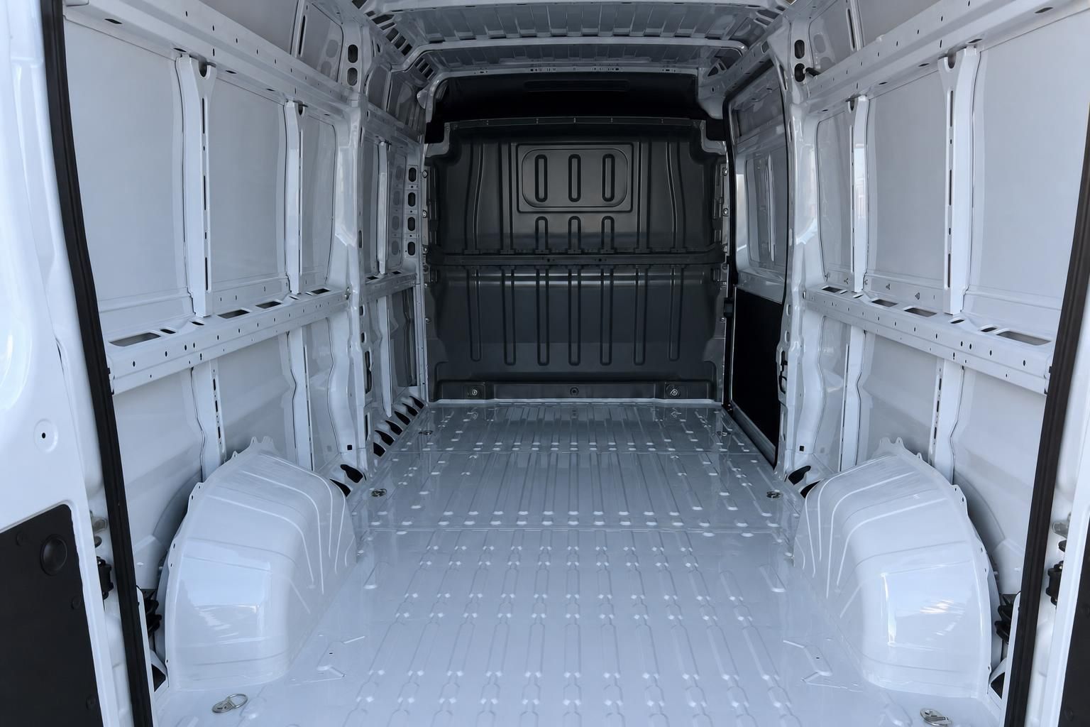 Laderaum eines weißen Transporters mit rutschfestem Boden und Trennwand