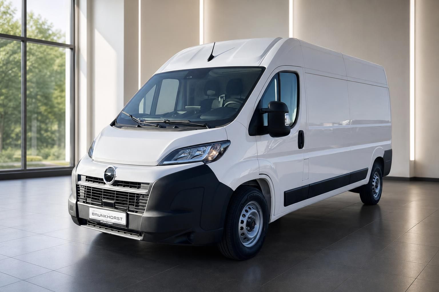 Opel Movano Kastenwagen weiss Seitenansicht im Autohaus Showroom - Nutzfahrzeug Brunkhorst