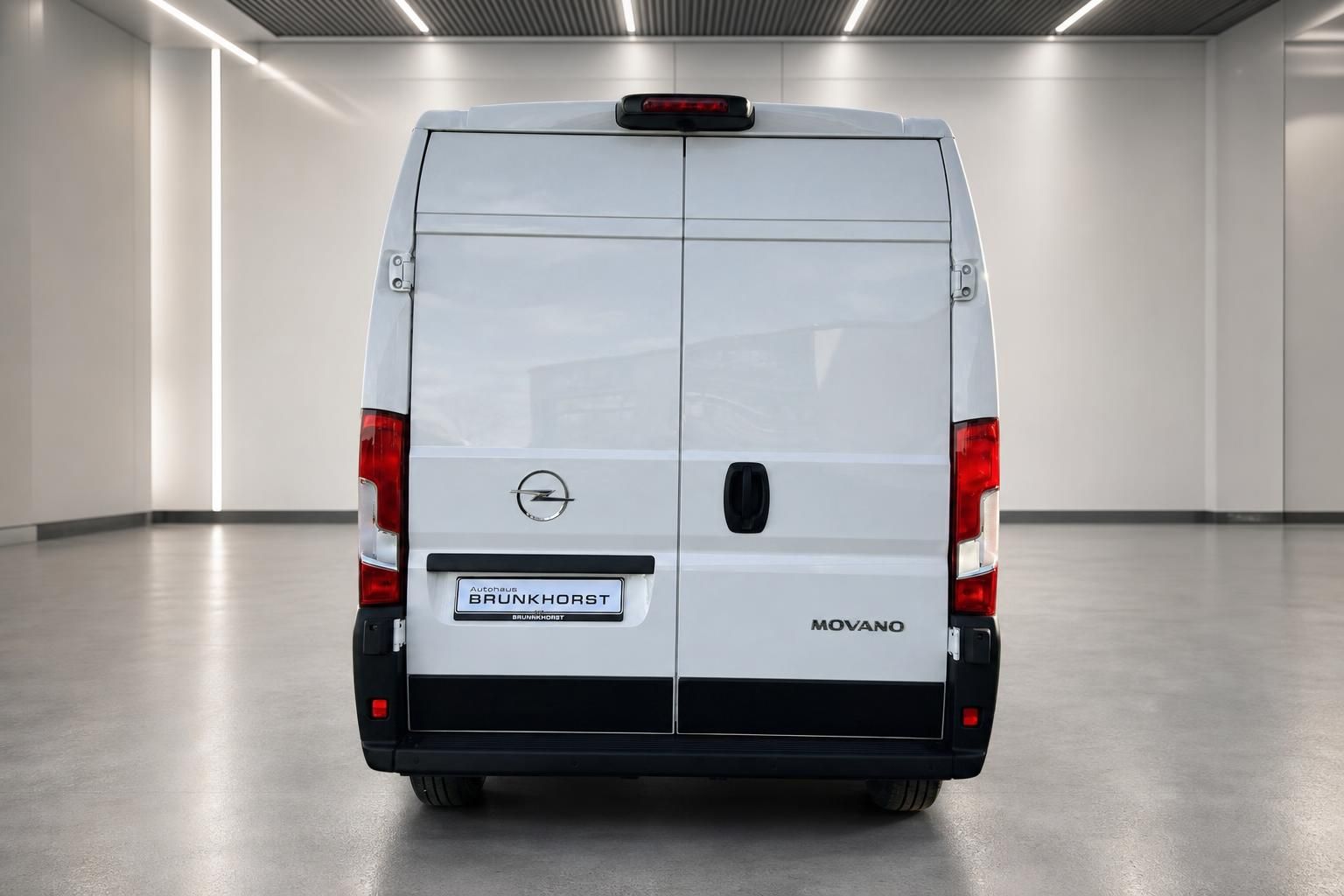 Opel Movano Transporter weiss Heckansicht im Showroom - Nutzfahrzeug bei Autohaus Brunkhorst