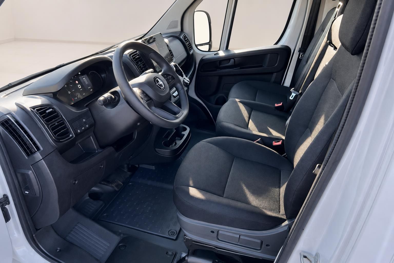Opel Movano Innenraum schwarz mit Lenkrad und Fahrersitz - Cockpit Ansicht Nutzfahrzeug