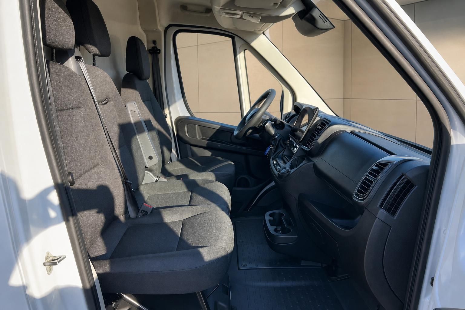 Fahrerbereich Transporter mit grauen Stoffsitzen und Mittelkonsole