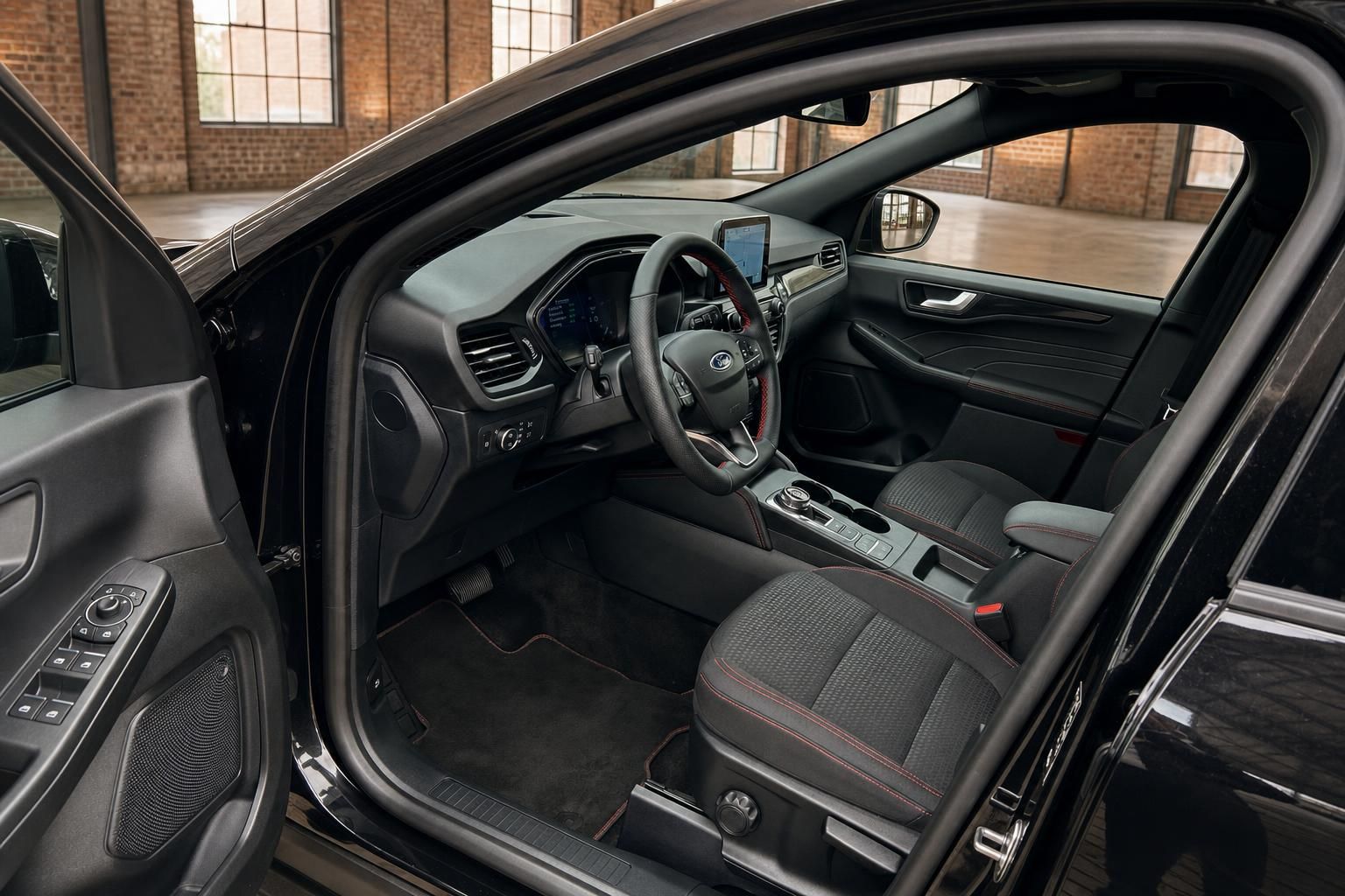 Ford Kuga Innenraum mit Cockpit und Vordersitzen