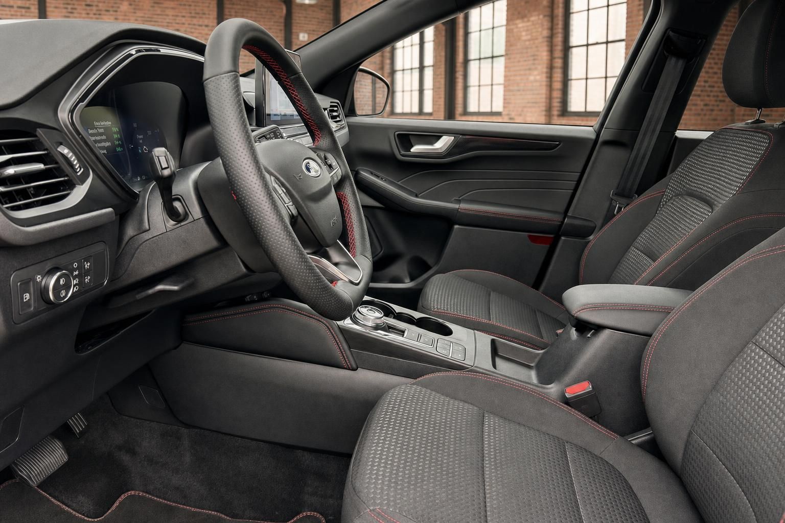Ford Innenraum mit Vordersitzen und Cockpit in schwarzem Leder mit roten Ziernähten
