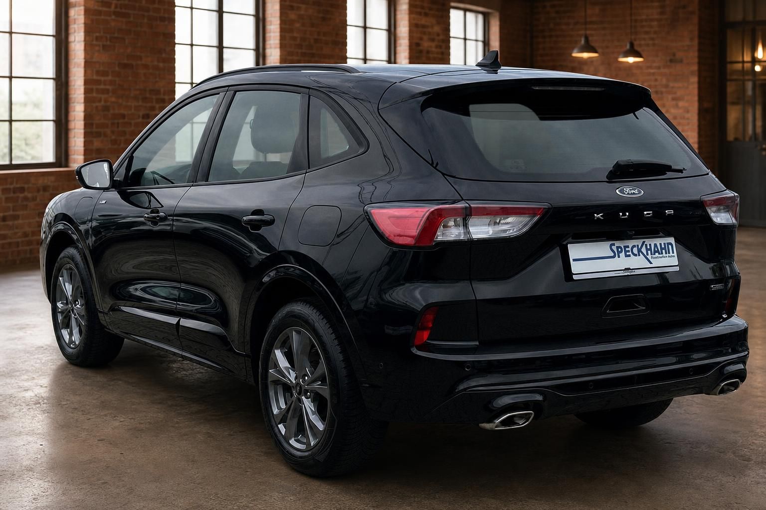Ford Kuga schwarz Heckansicht seitlich beim Autohaus Speckhahn