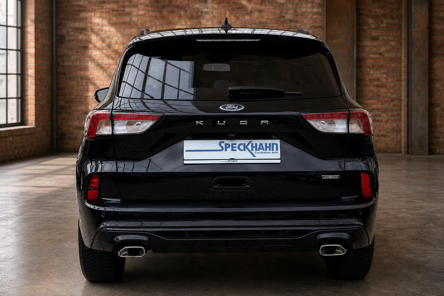 Ford Kuga Hybrid schwarz direkte Heckansicht mit Kennzeichenhalter