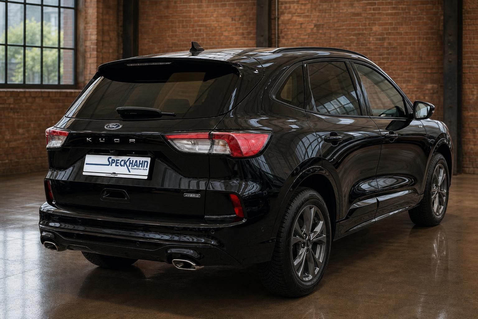 Ford Kuga Hybrid schwarz Heckansicht mit Doppelendrohr in Halle