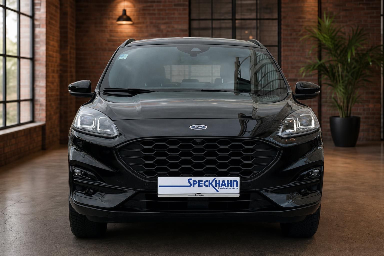 Ford Kuga schwarz Frontansicht in moderner Halle