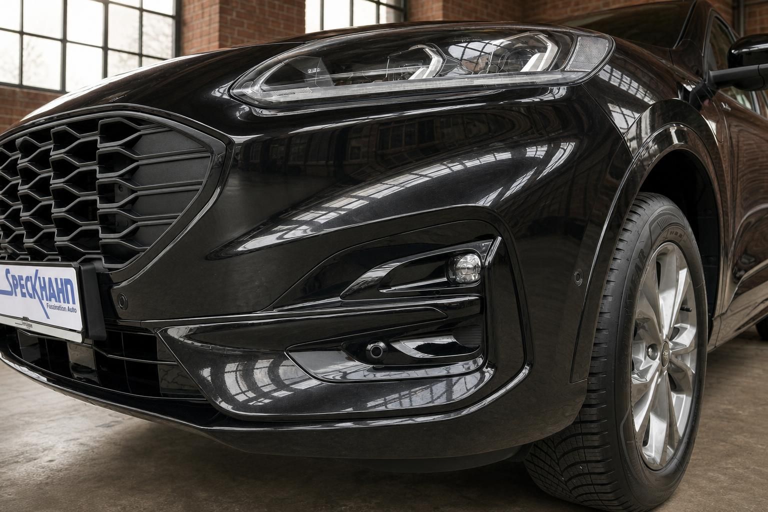 Ford Kuga Detailansicht Frontstossstange und Scheinwerfer