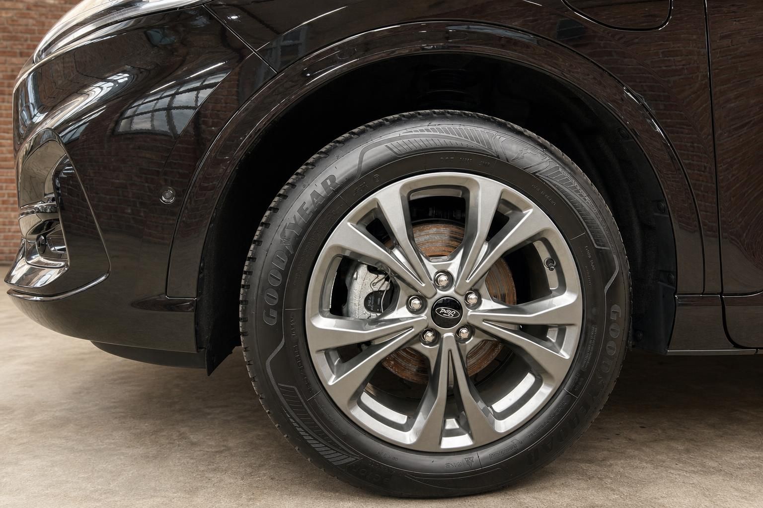 Ford Kuga Felge und Reifen Detailaufnahme in Nahaufnahme