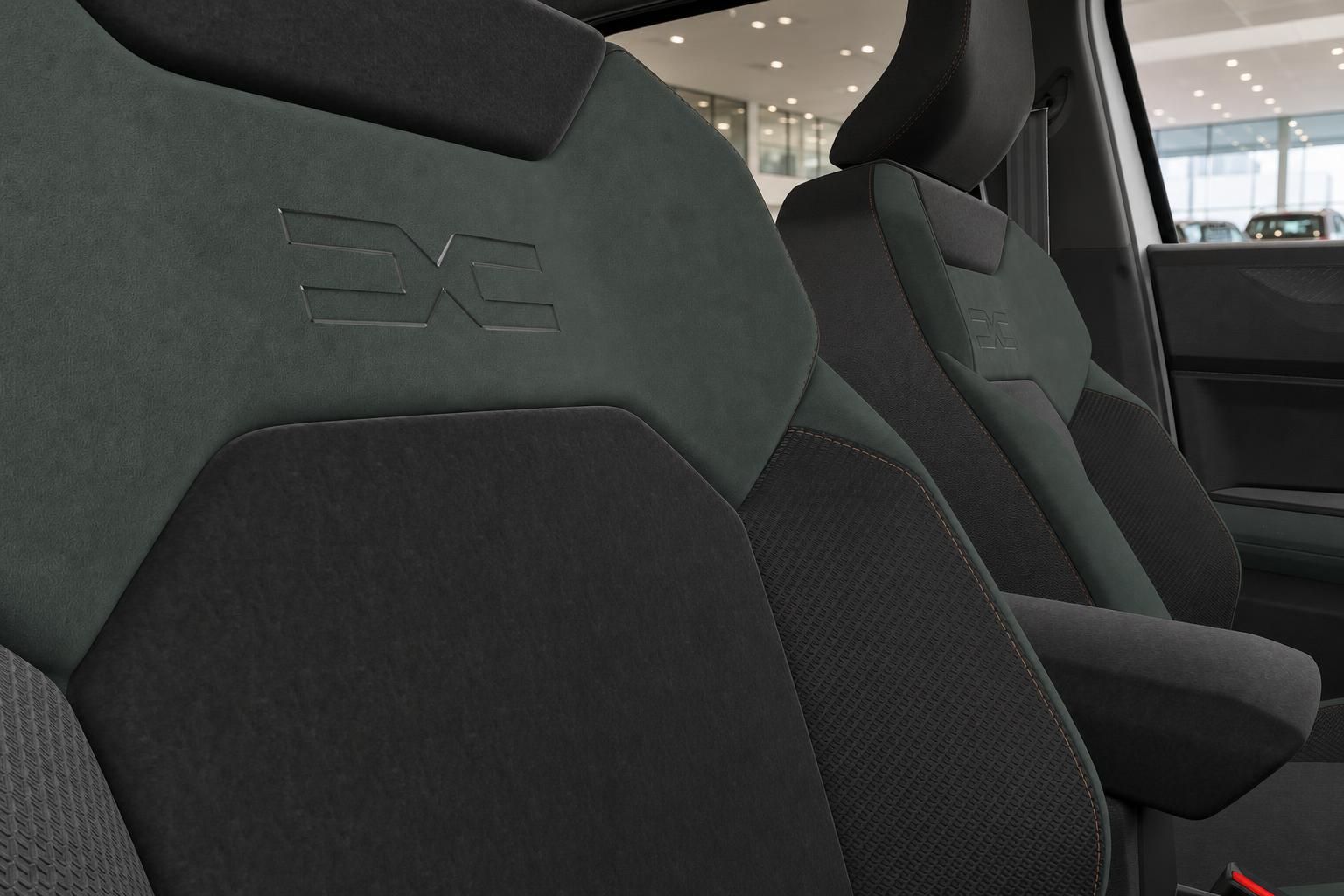 Dacia Bigster Innenraum, Detailansicht der Sitze mit Logo-Prägung