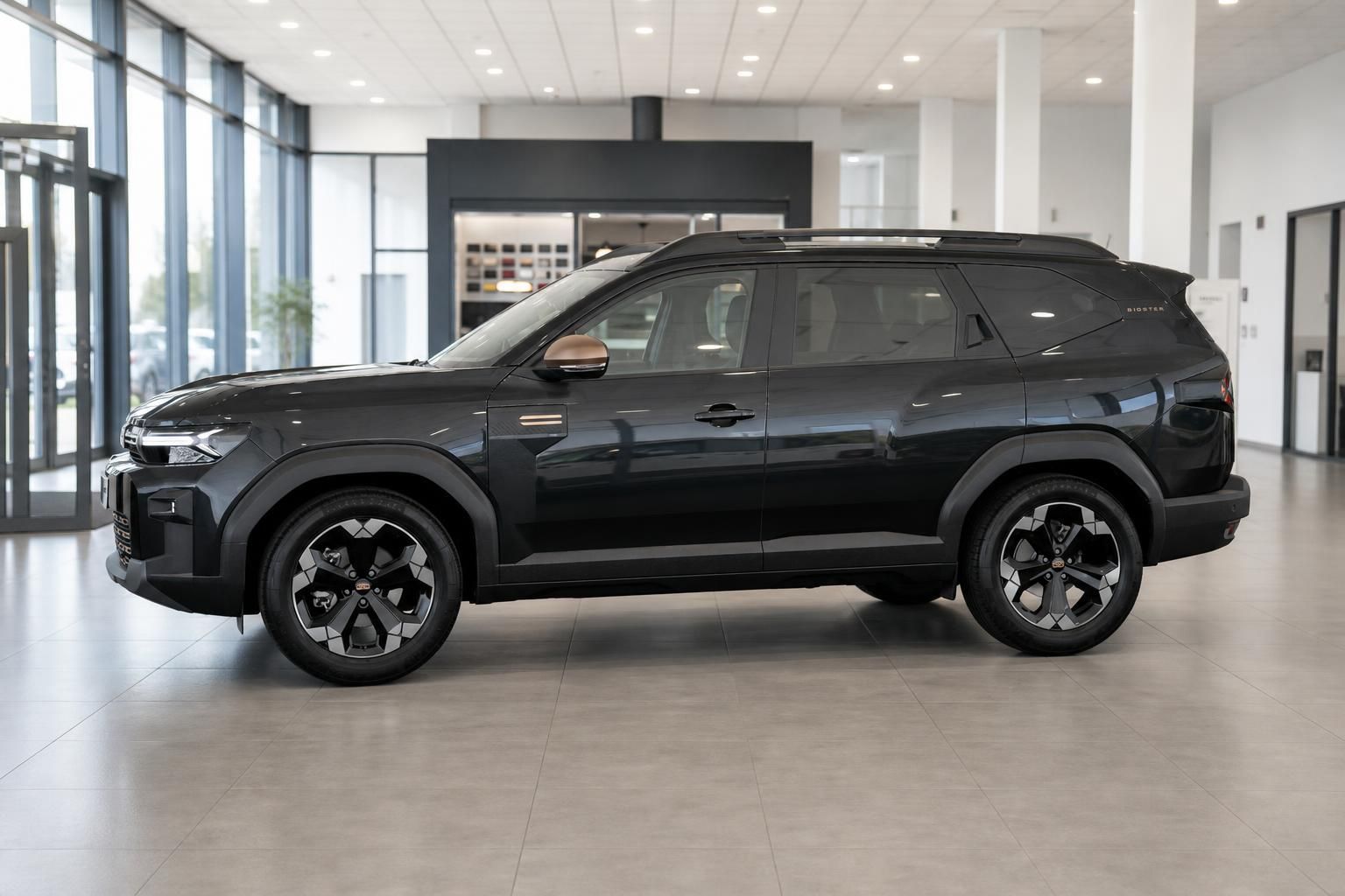 Dacia Bigster in Schwarz, Seitenansicht im Autohaus