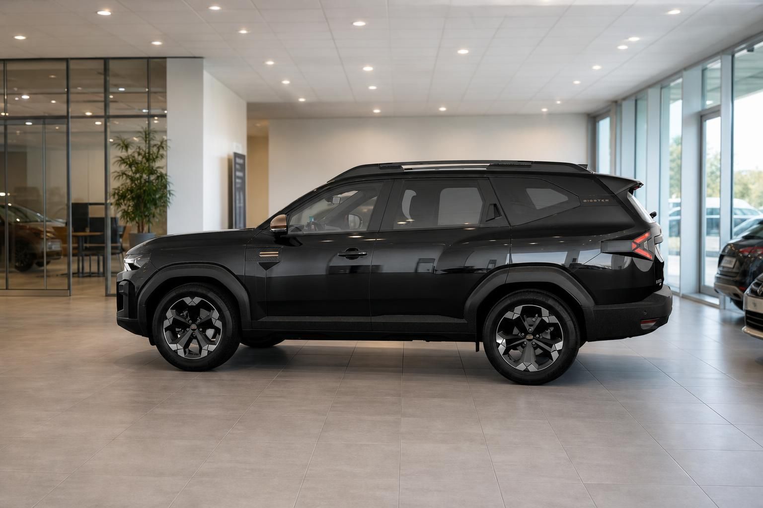 Dacia Bigster in Schwarz, Seitenansicht im Autohaus-Showroom