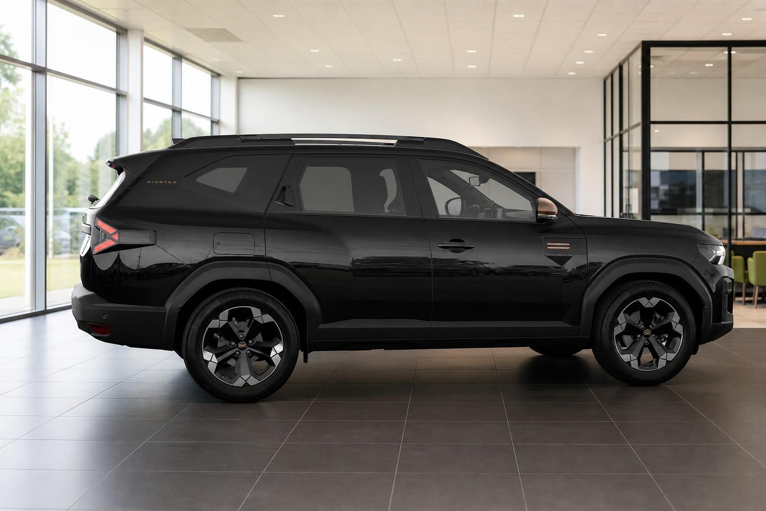Dacia Bigster schwarz Seitenansicht im Autohaus Showroom